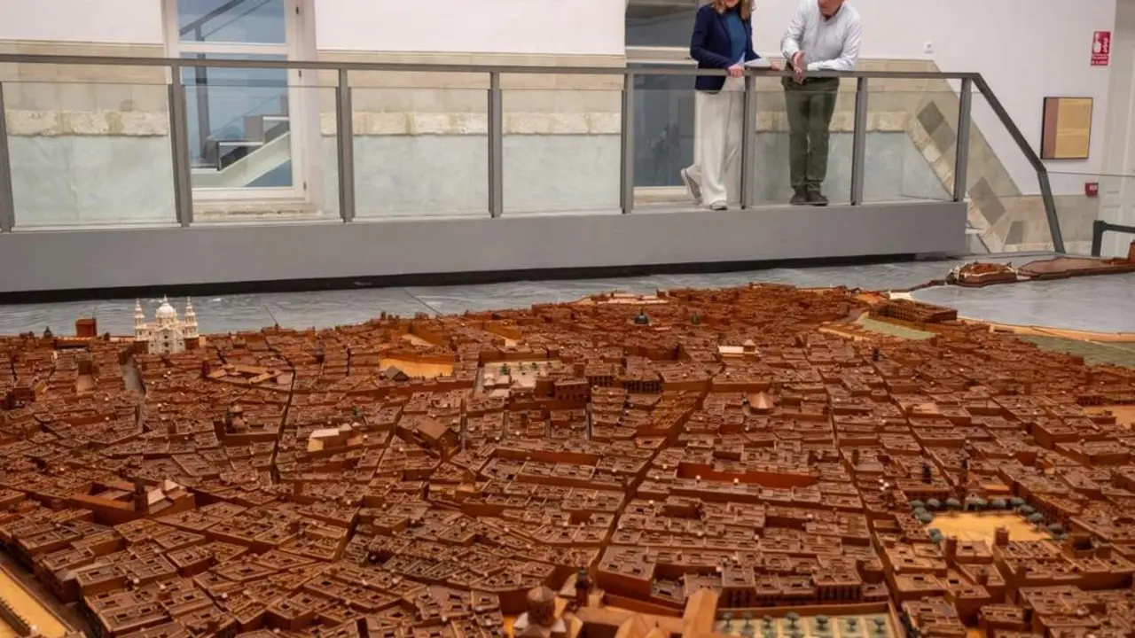 Maite Gonz&aacute;lez y Pedro Mac&iacute;as, con la Maqueta de C&aacute;diz. - VIVA