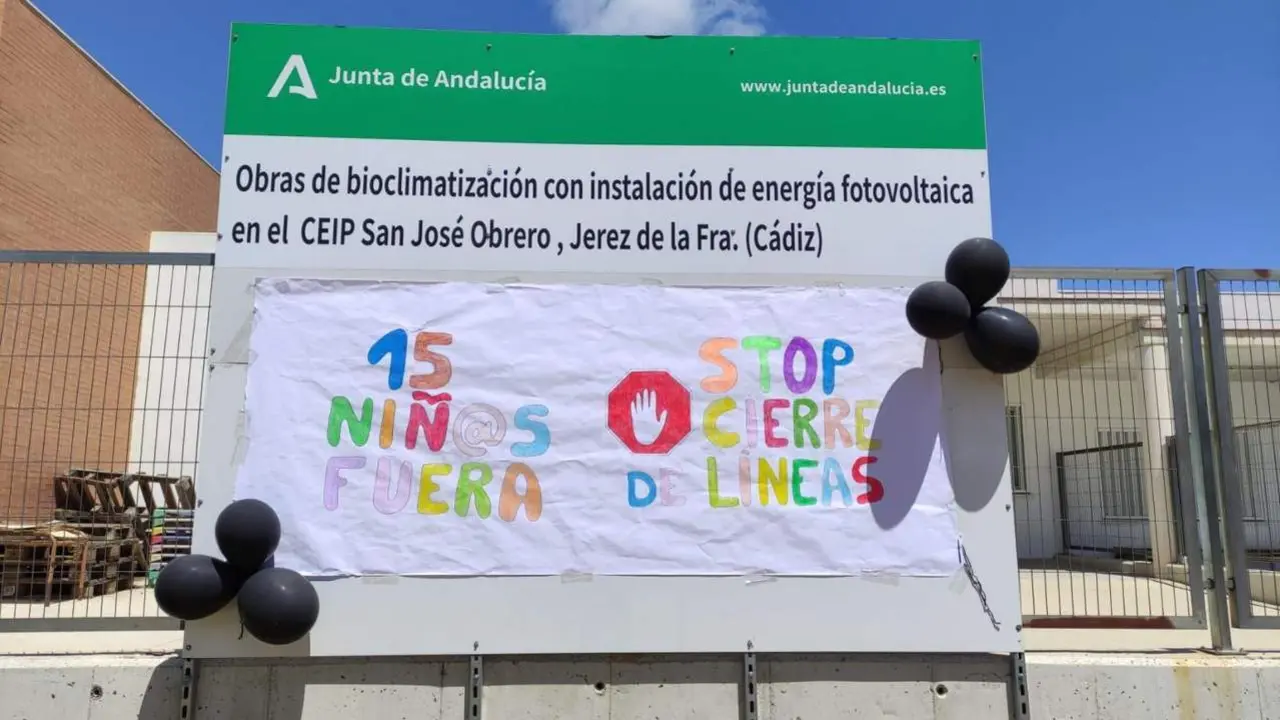 Pancartas en la valla del colegio. - 