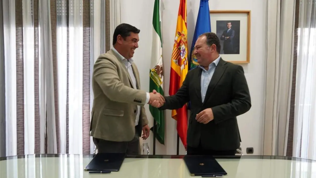 Firma del convenio de colaboraci&oacute;n. - VH