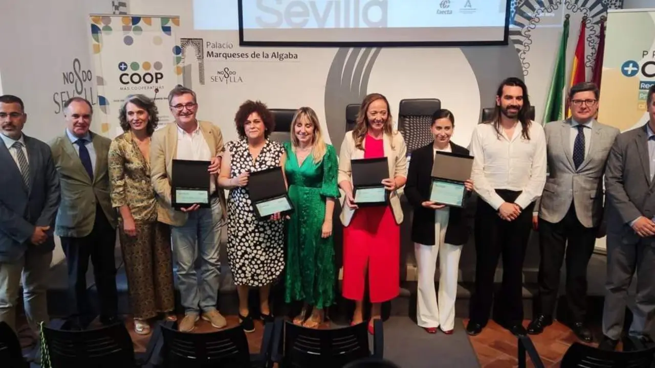 Foto de familia con los premiados. - Faecta