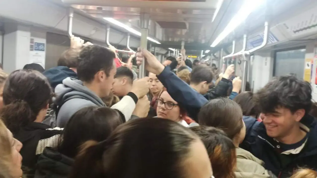 Imagen de un tren del metro de Sevilla repleto de viajeros. - EP.