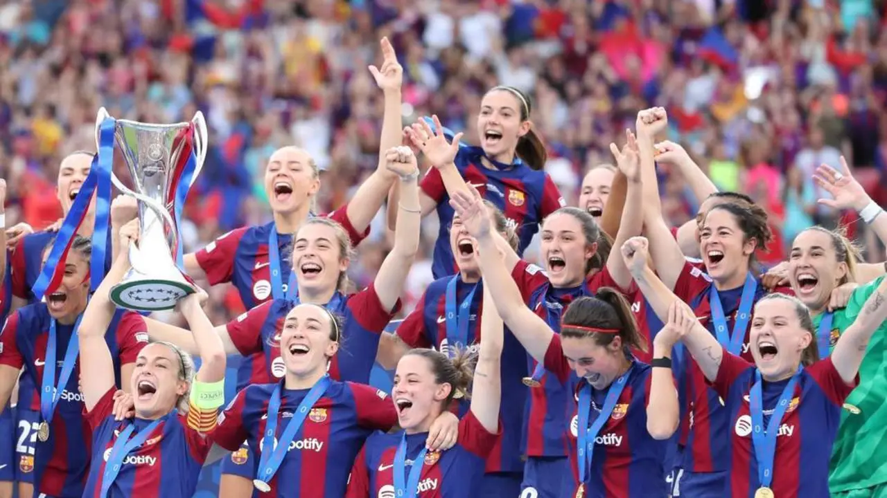 Las barcelonistas levantan el trofeo. - EFE