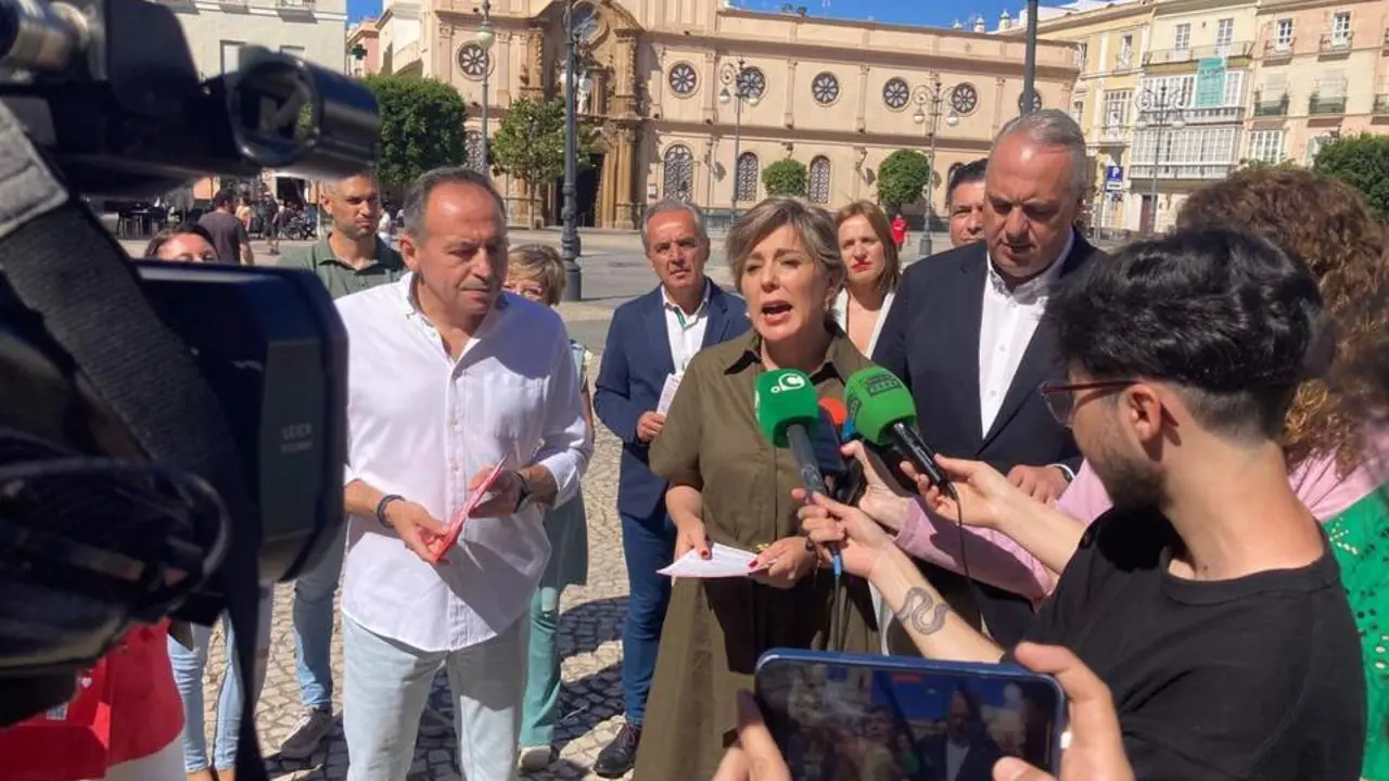 Juan Carlos Ruiz Boix, con Ana Romero, en C&aacute;diz. - VIVA