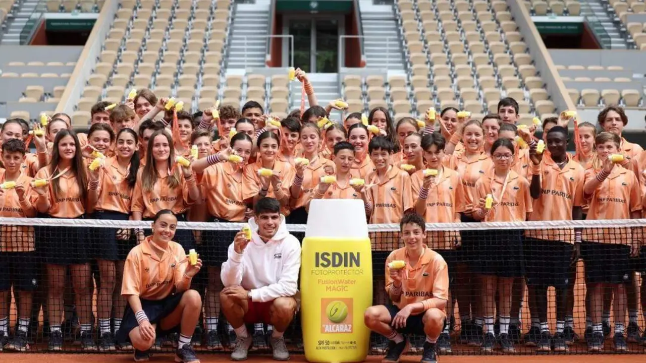 Carlos Alcaraz, con los j&oacute;venes durante el encuentro. - ISDIN