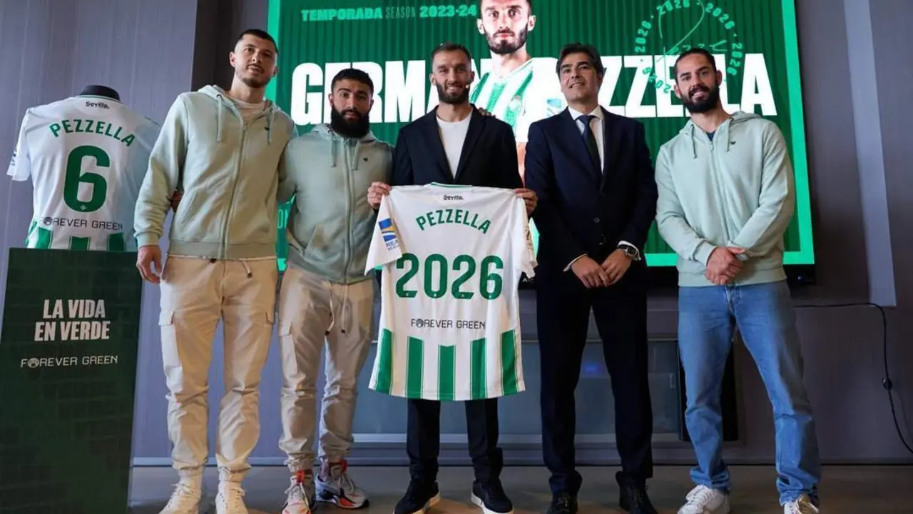 Pezzella en su renovaci&oacute;n. - efe