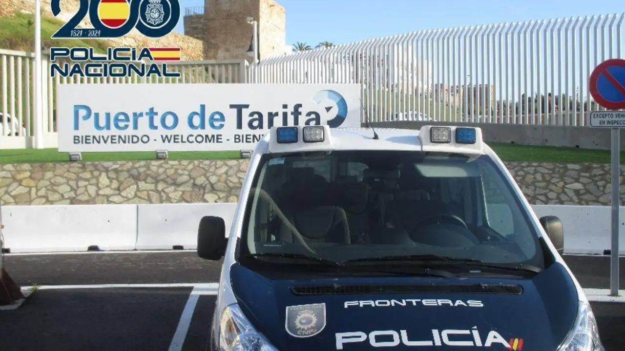 Polic&iacute;a Nacional en el Puerto de Tarifa. - AI