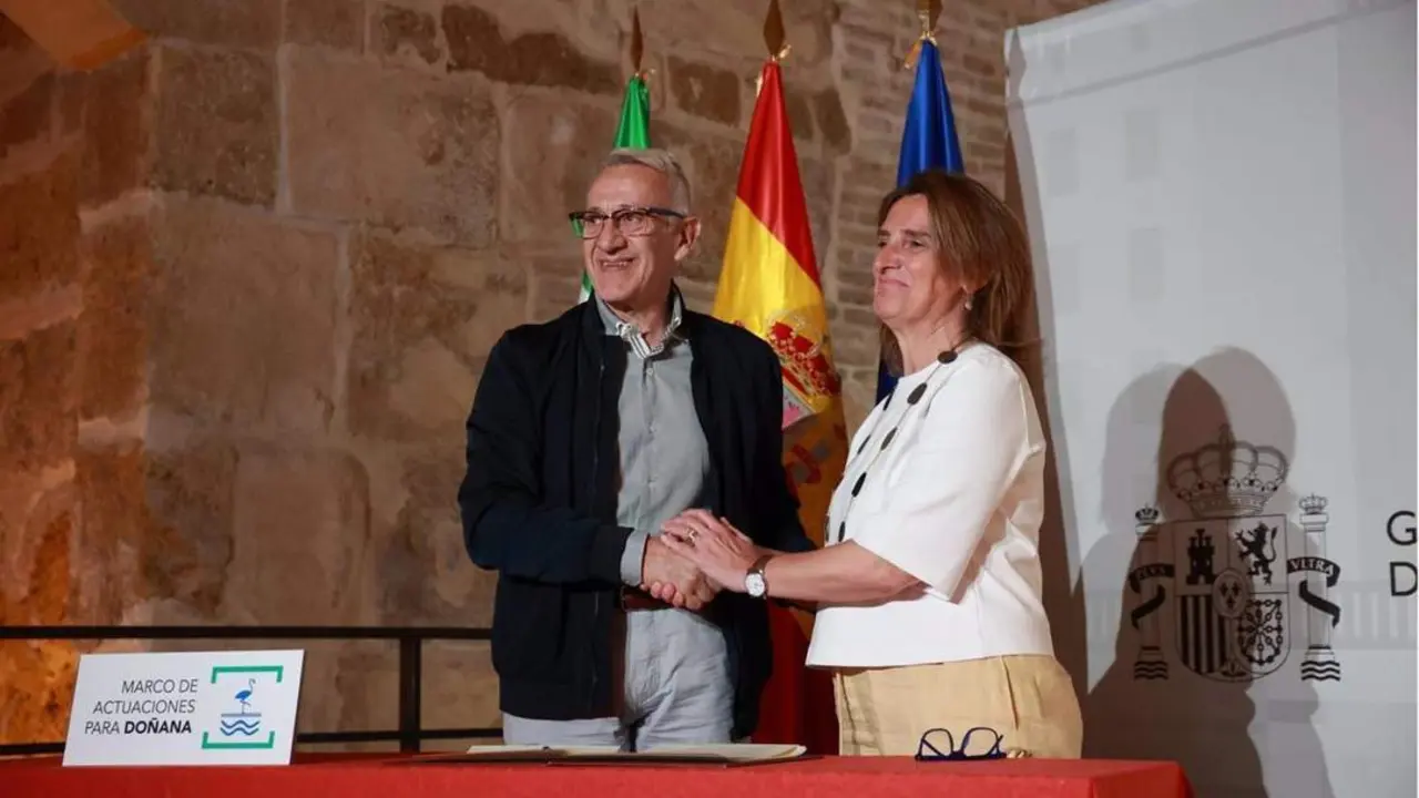 Alcalde de Bonares, Juan Antonio Garc&iacute;a, con la ministra Teresa Ribera - Roc&iacute;o Ruz - Europa Press