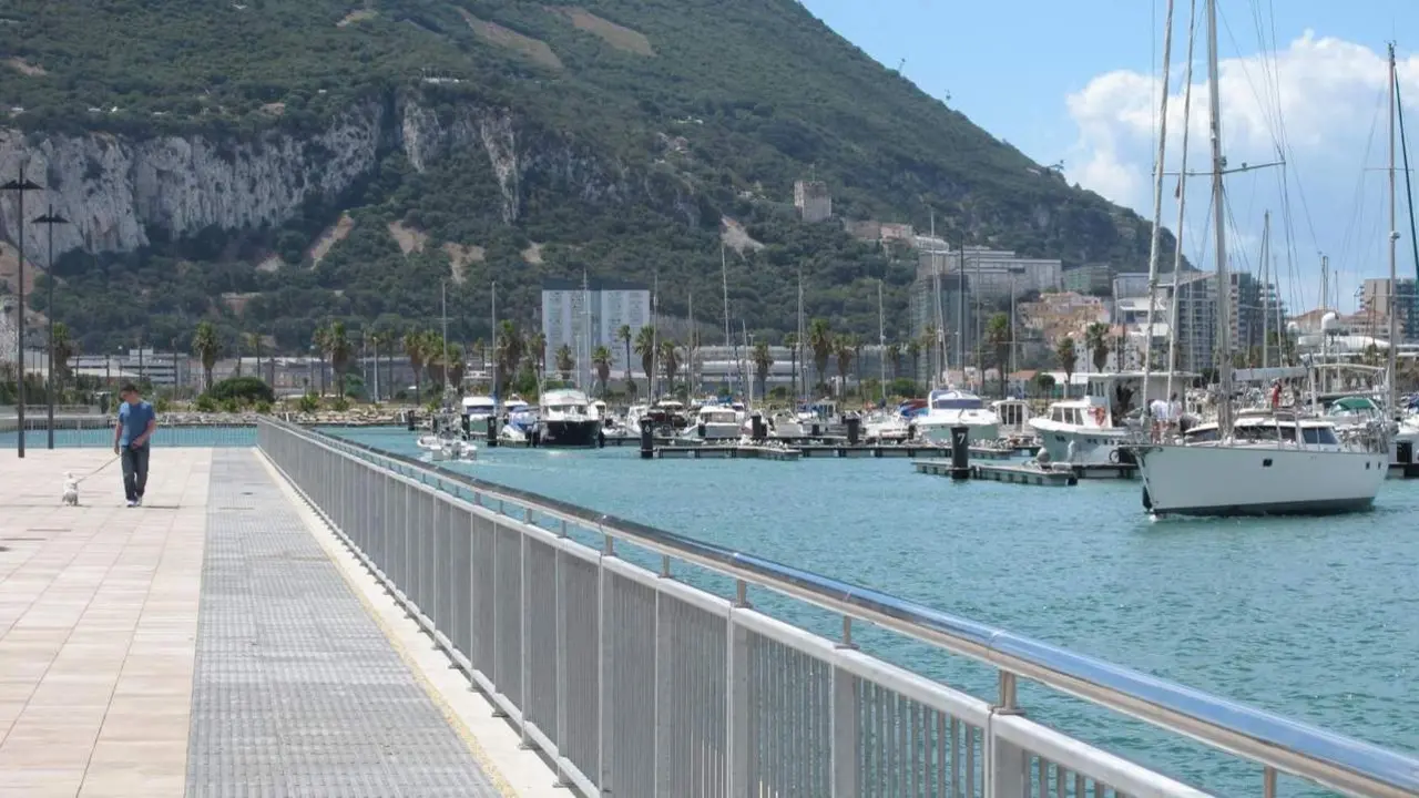 Puerto deportivo en el Paseo Mar&iacute;timo de Poniente en La L&iacute;nea. - AI