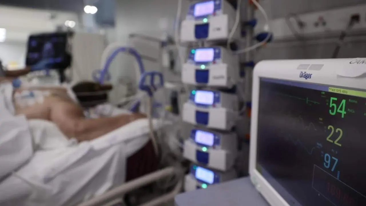 Constantes vitales en una pantalla de una paciente ingresada en la UCI. - EP