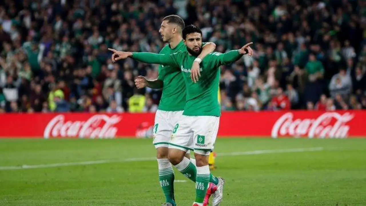 Guido Rodr&iacute;guez y Nabil Fekir celebran un tanto ante el Barcelona. - rbb