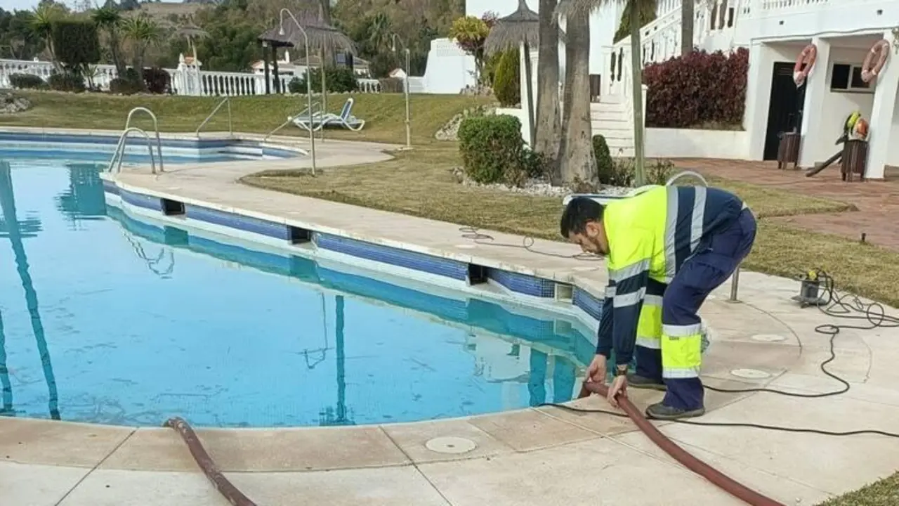 Un trabajador en una piscina. - VB