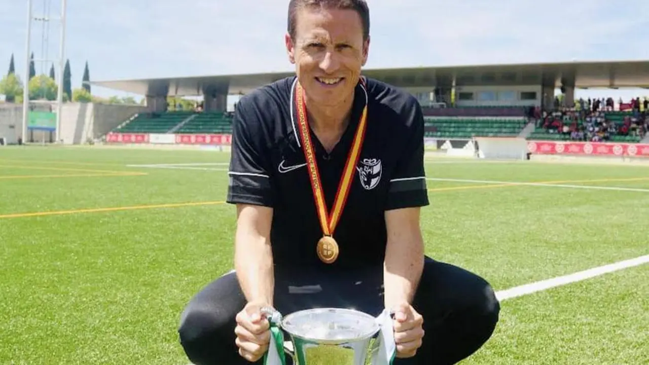 Misael Rodr&iacute;guez posando con la copa y la medalla - AI