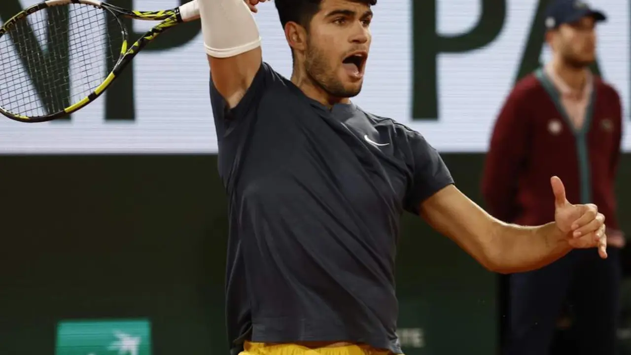 Carlos Alcaraz, en el duelo ante Korda. - EFE
