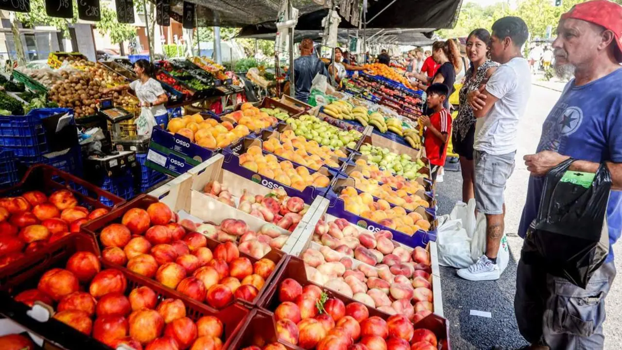 Compras en un mercadillo (archivo). - Europa Press