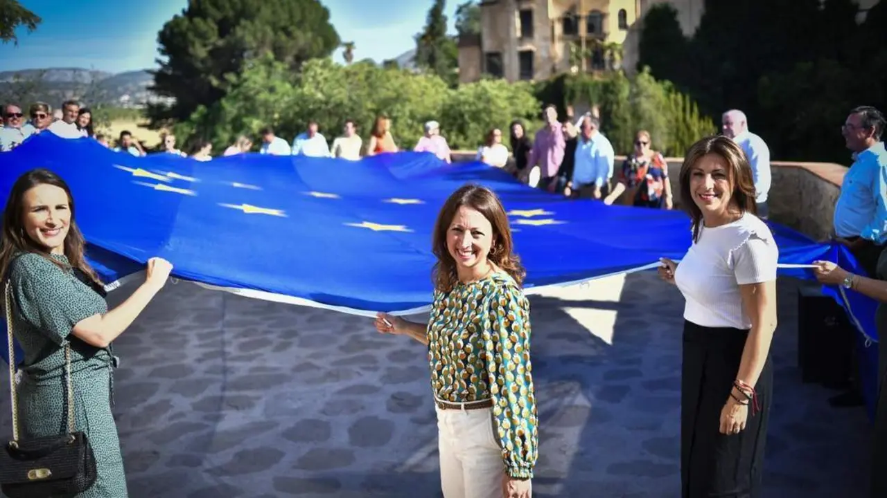 Miembros del PP despliegan una bandera de Europa junto al Tajo - PP