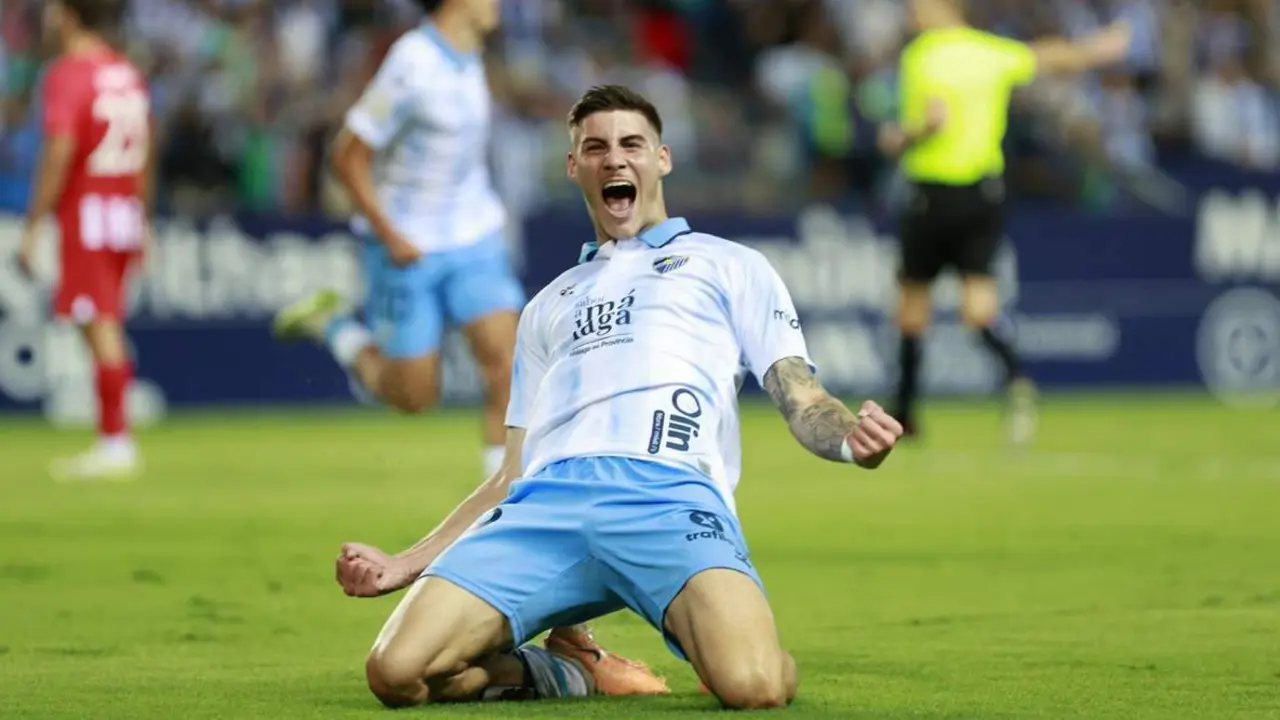 Roberto Fern&aacute;ndez, celebrando un gol con el M&aacute;laga CF. - M&Aacute;LAGA CF