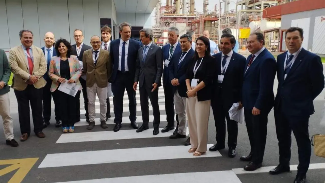 Autoridades en el inicio de la construcci&oacute;n de la nueva planta. - EP