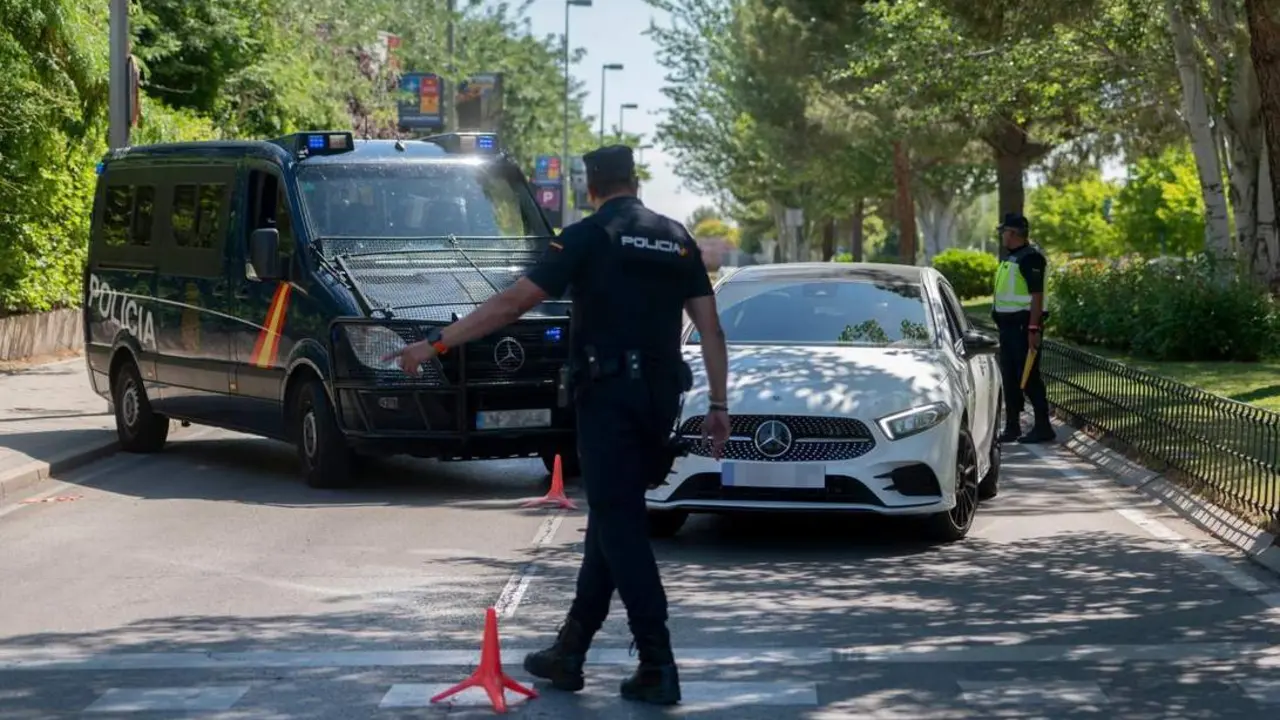 Polic&iacute;a Nacional. - EP