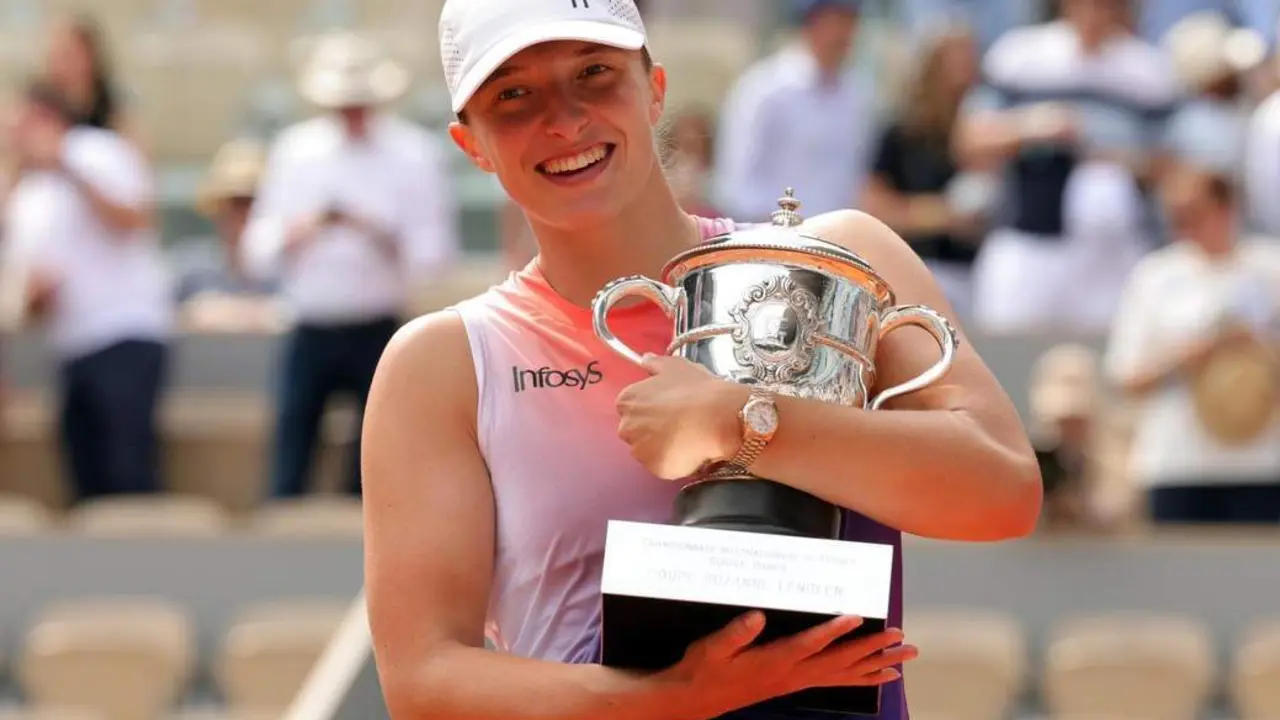 Swiatek, con el trofeo en Par&iacute;s. - EFE