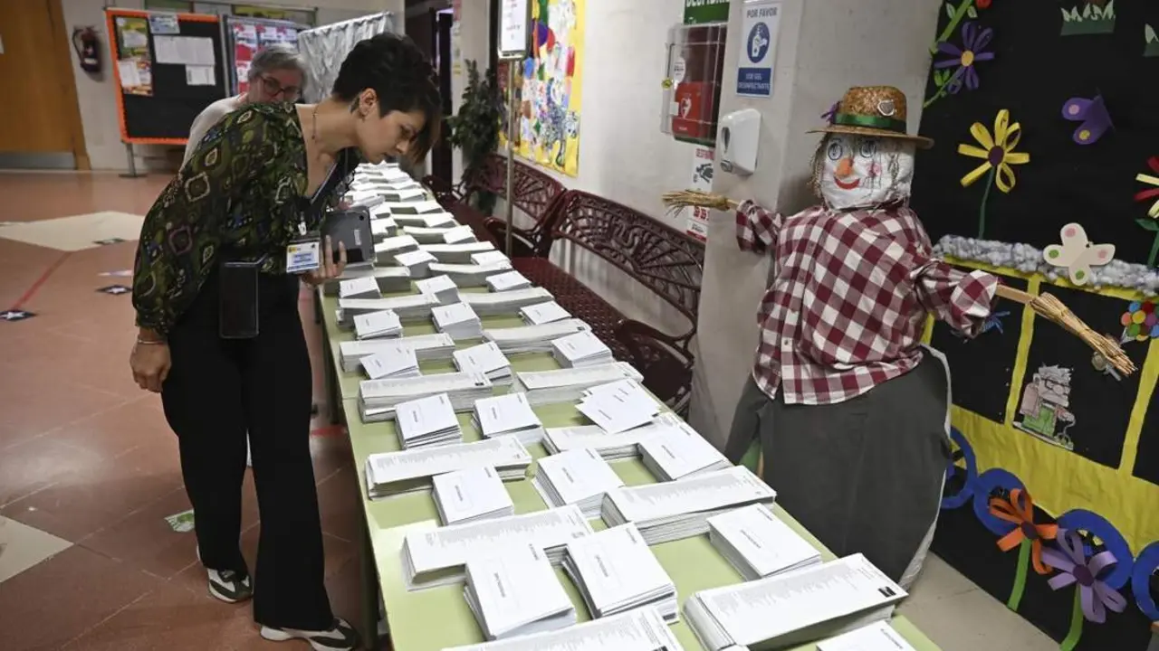 Comprobaci&oacute;n de papeletas en un colegio. - EFE