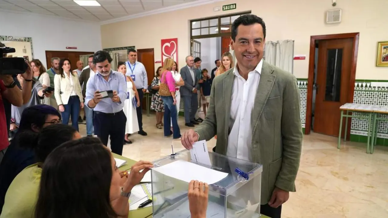 Juanma Moreno acude a votar. - EP