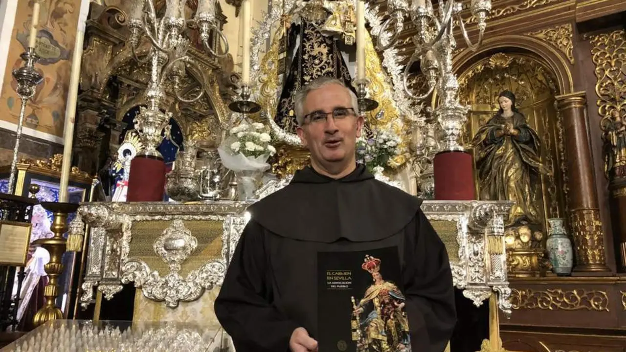 Fray Juan Dobado ante el paso del Carmen del Santo &Aacute;ngel - Viva