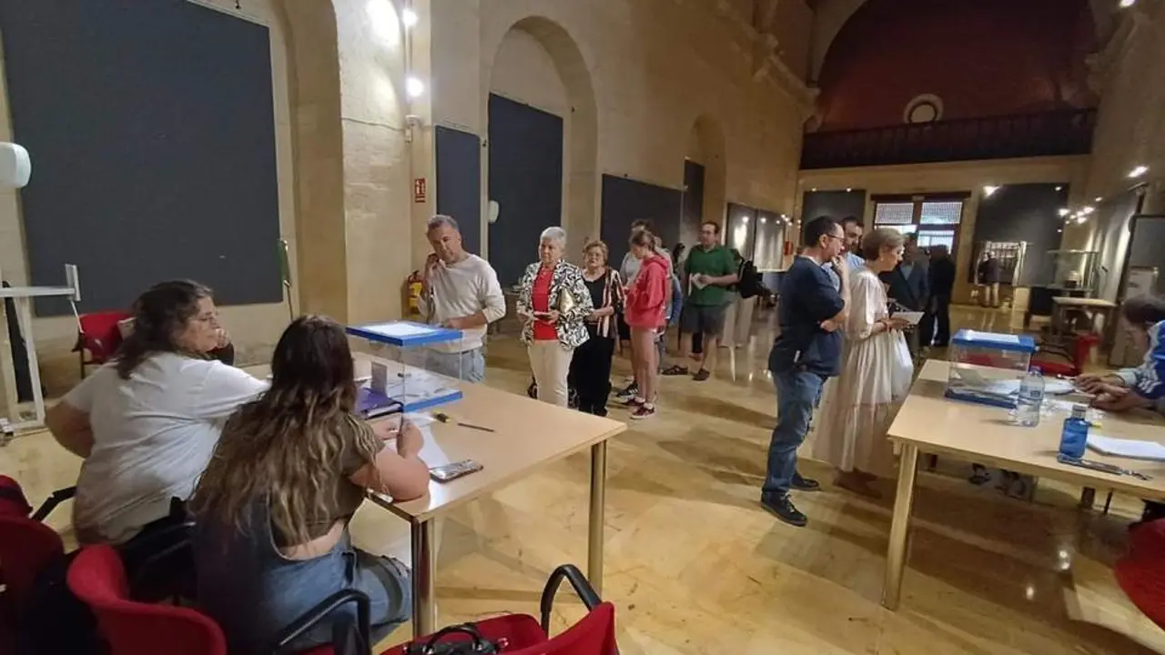 Votantes en el colegio situado en Capuchinos.  - Juan Jos&eacute; Montiel