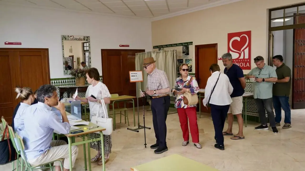 Votantes en un colegio electoral en M&aacute;laga. - EP