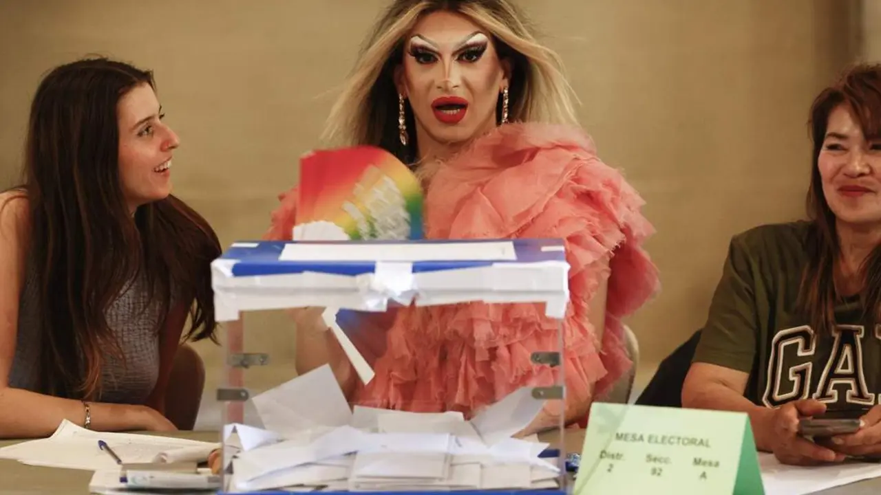 Pitita, la drag queen presidenta de una mesa. - EFE