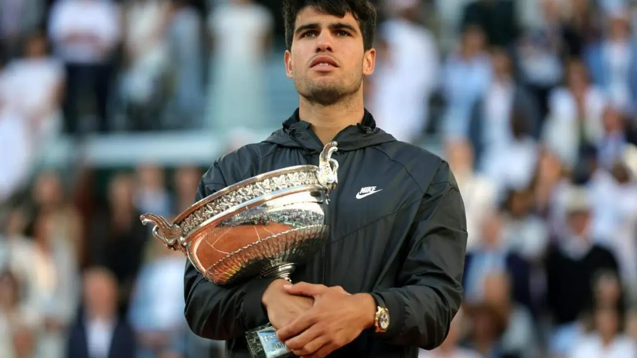 Carlos Alcaraz, con el trofeo del Roland Garros. - EFE