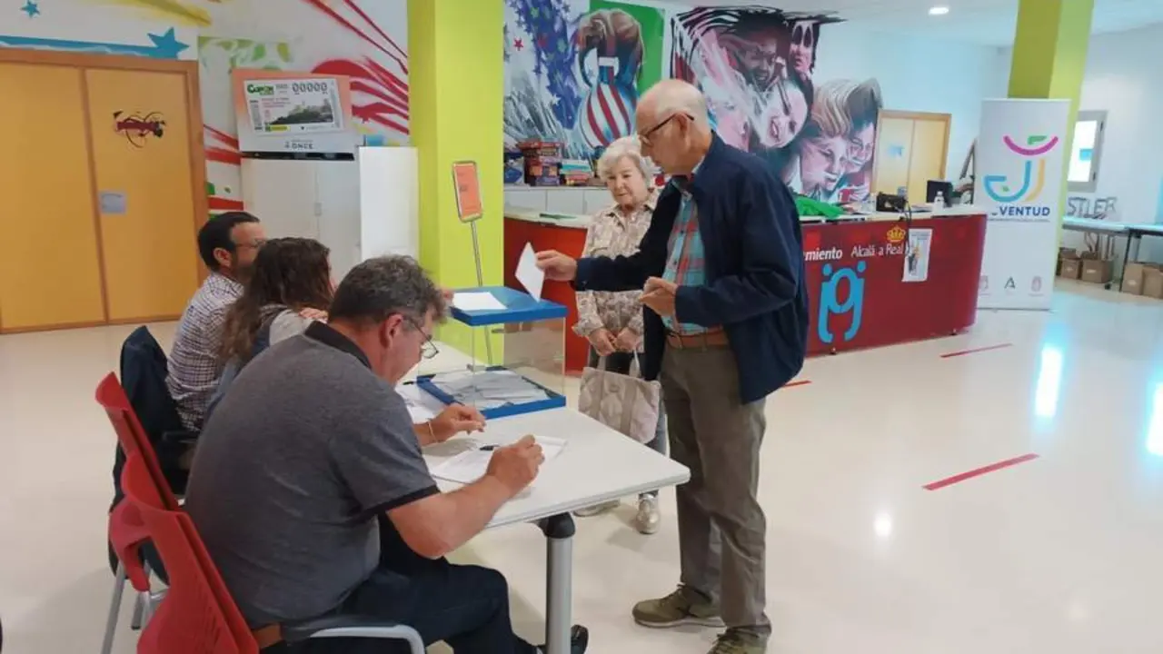 Votantes en el Edificio Joven, este domingo.  - Juan Jos&eacute; Montiel