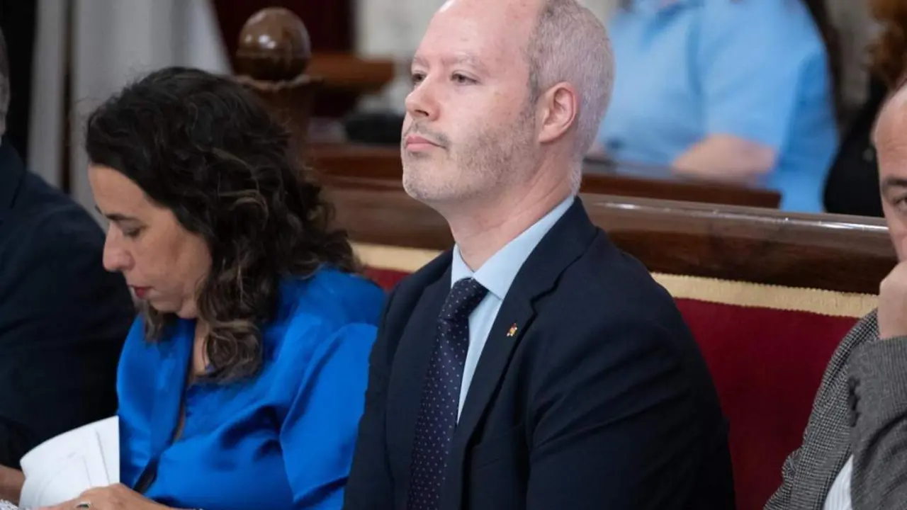 Jos&eacute; Ram&oacute;n Ortega, en el Pleno. - VIVA