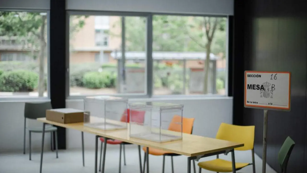 Mesas con urnas en un colegio electoral. - Europa Press