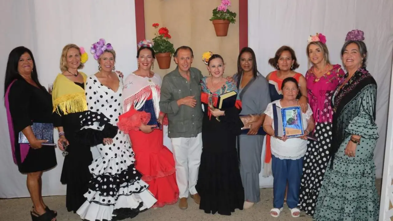 El alcalde y algunas delegadas posan junto a las 'Hero&iacute;nas invisibles' - VIVA
