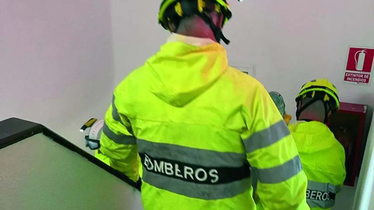 Los bomberos en el interior de uno de los bloques al filtrarse agua. - Viva