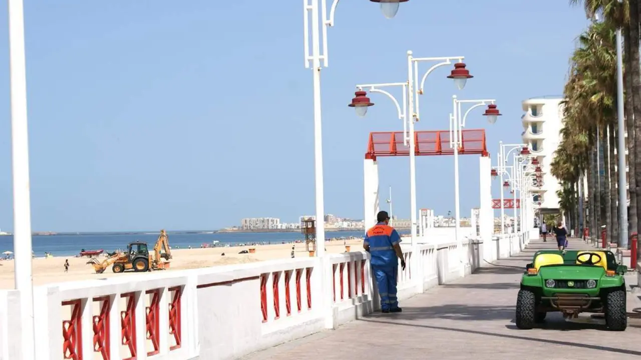 Un paseo mar&iacute;timo con unos bancos que dan mucho juego. - Rossi