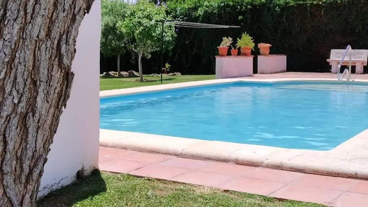 Una piscina particular en una vivienda residencial. - EP