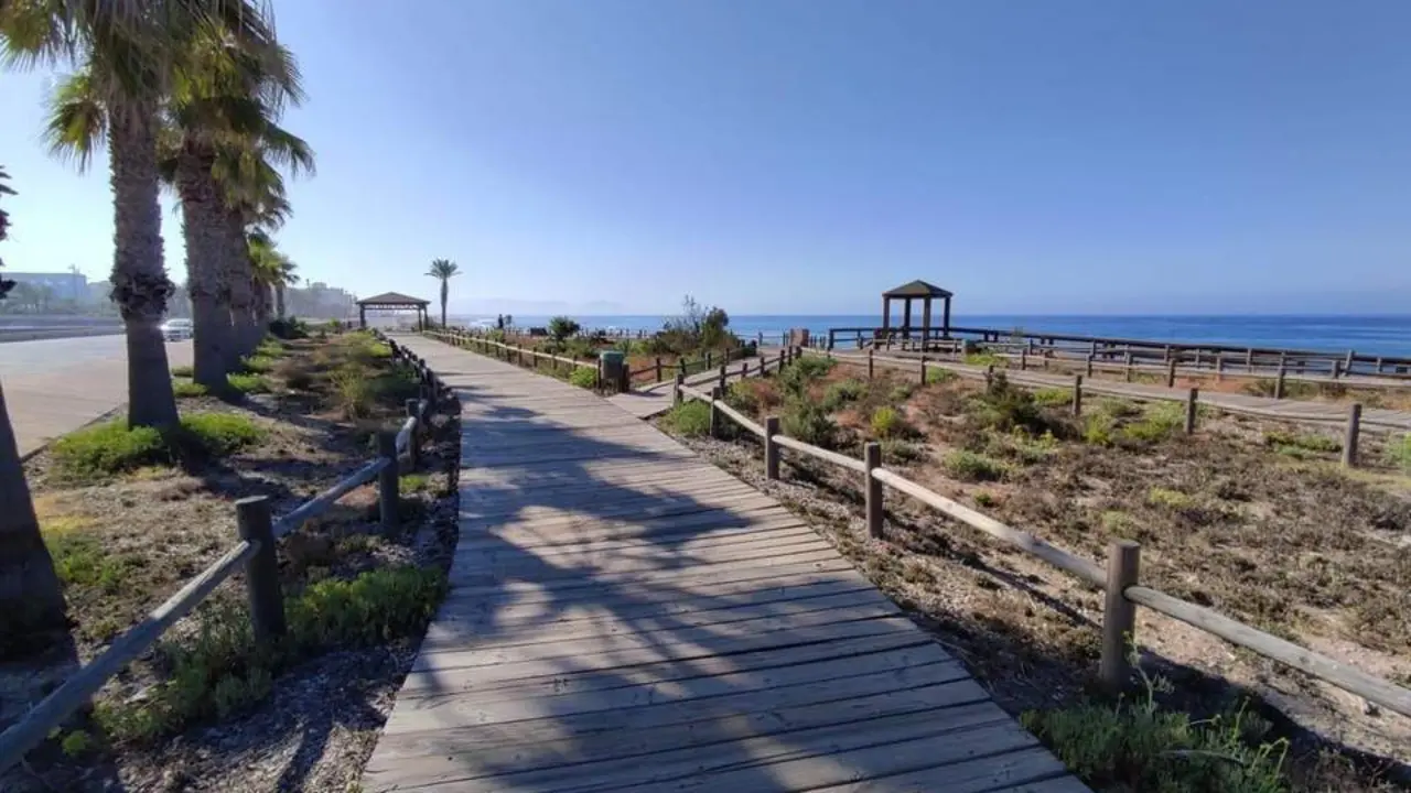 Pasarela de madera del paseo peatonal de El Toyo. - AYUNTAMIENTO DE ALMER&Iacute;A