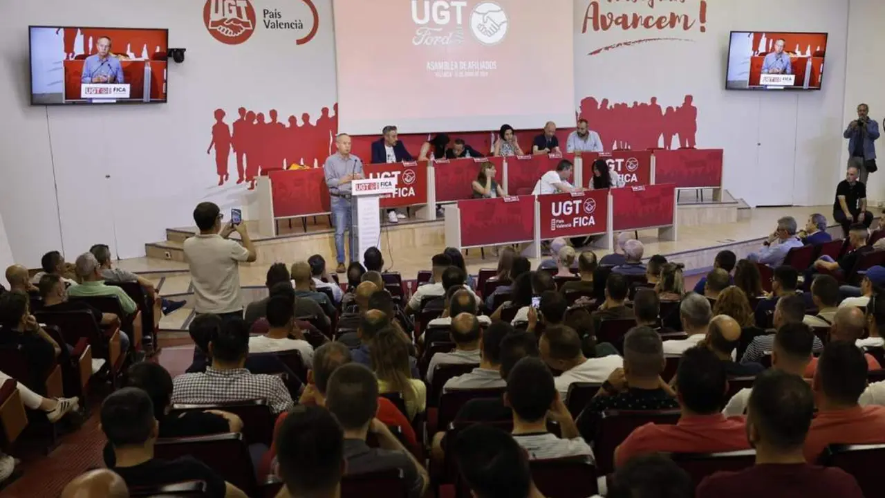 Asamblea extraordinaria de UGT Ford tras el ERE propuesto. - EFE