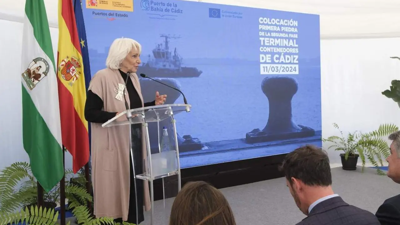 La presidenta de la Autoridad Portuaria, Te&oacute;fila Mart&iacute;nez. - VIVA