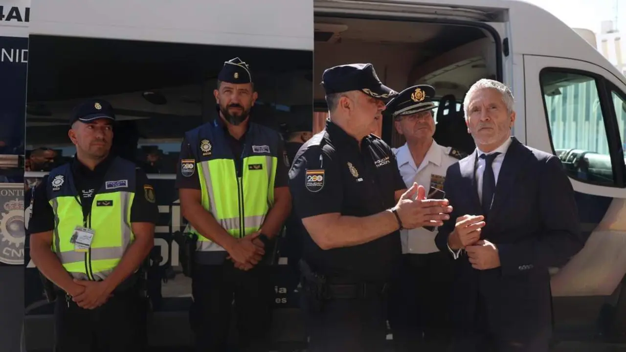 Marlaska, con agentes de la Polic&iacute;a Nacional en el Puerto de Algeciras - EP