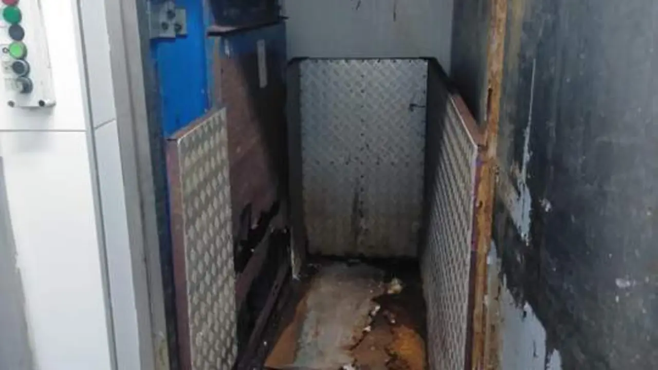 Imagen del montacargas del Mercado de Sanl&uacute;car. - 