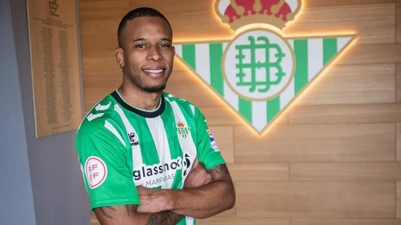 Carlos Sanz en su presentaci&oacute;n con el Real Betis en 2023. - REAL BETIS