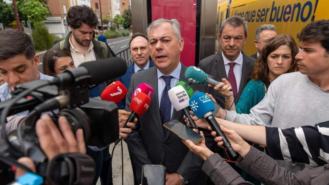 Sanz atiende a los medios. - EP