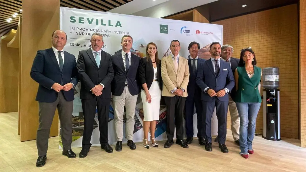 En la presentaci&oacute;n del estudio, en el Colegio de Economistas. - Viva Sevilla.