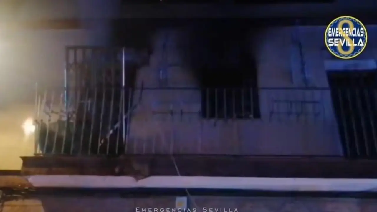Imagen del incendio originado en la vivienda de la calle Pedro de Mena - Emergencias.