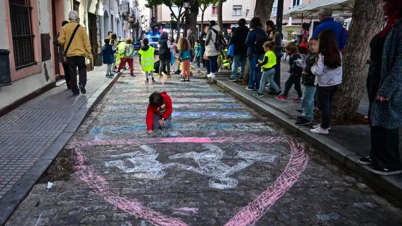 Ni&ntilde;os y ni&ntilde;as pintan con tizas en la calzada en Plaza del Mentidero. - Eulogio Garc&iacute;a
