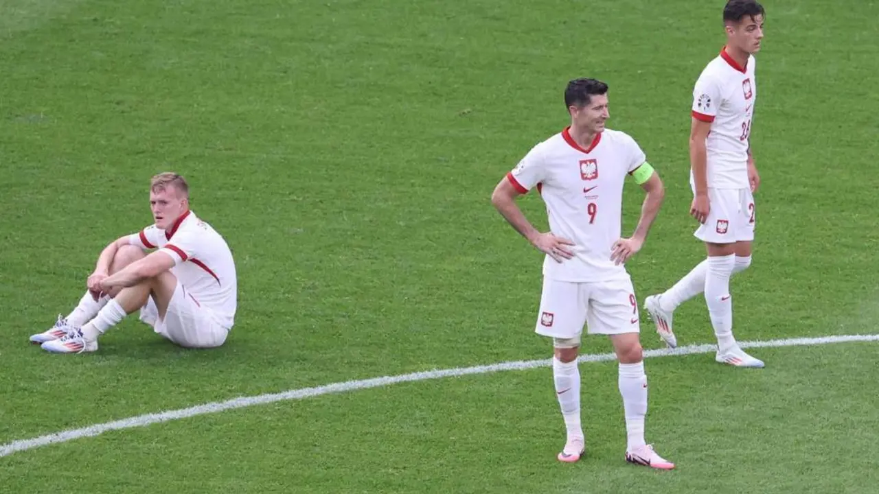 Lewandowski se lamanta, al igual que sus compa&ntilde;eros, tras la derrota. - EFE