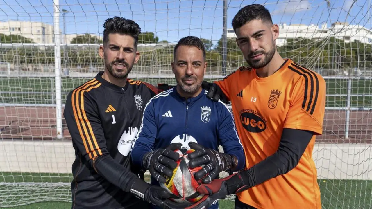 Isma Gil y Antonio Santos, junto a Fran Corrales. - EFE