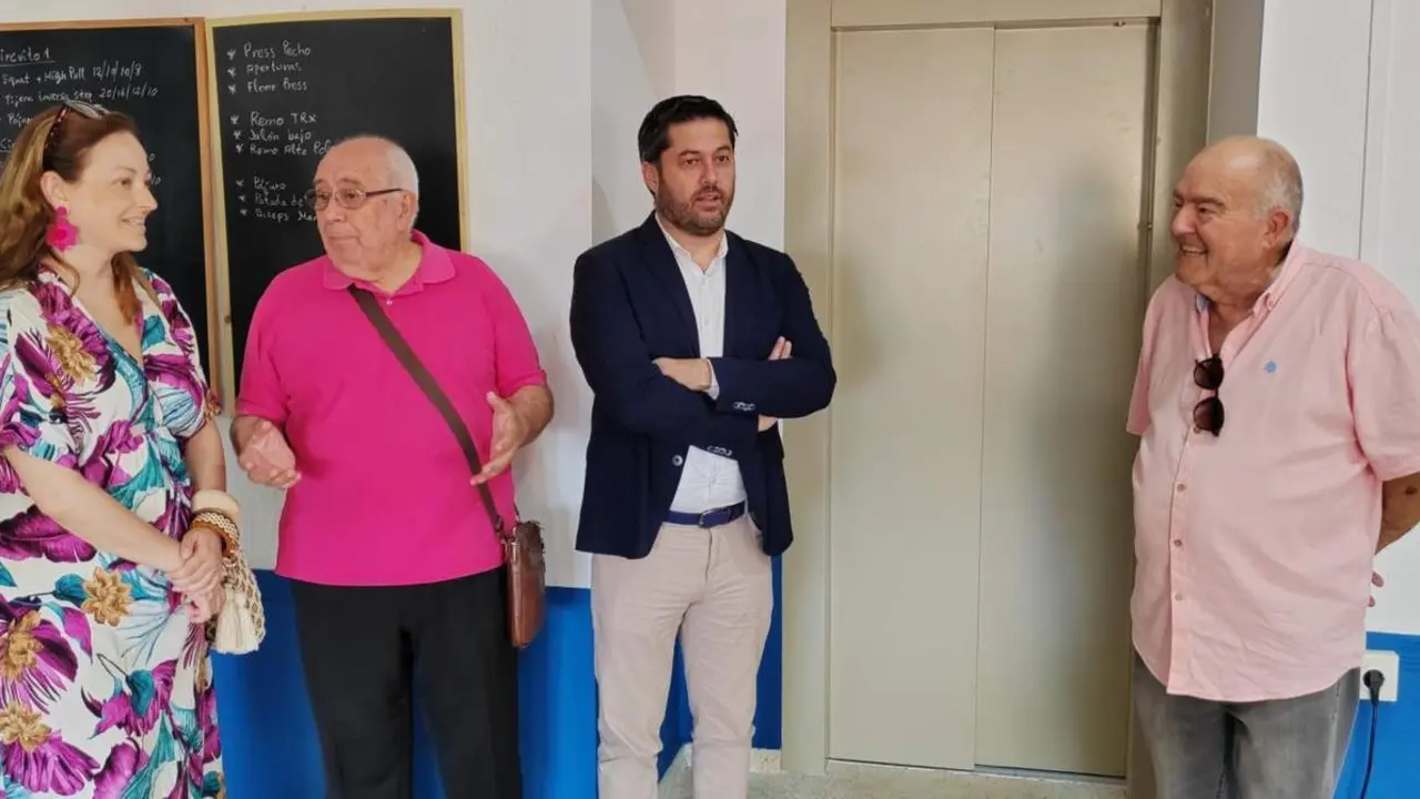 Visita del PSOE a la Asociaci&oacute;n de Vecinos de La Hispanidad. - VH